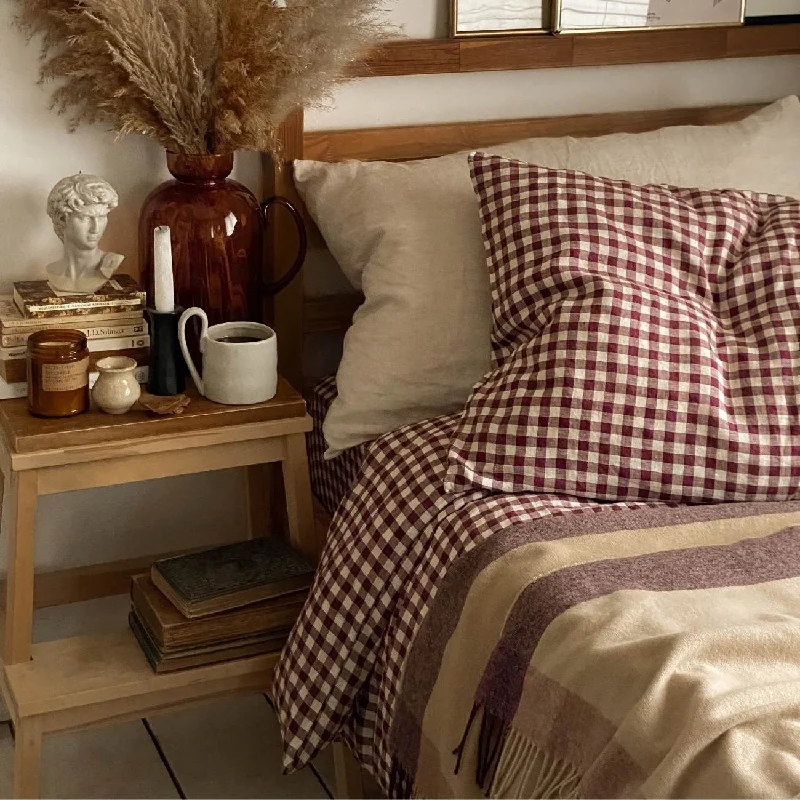 Button - closure duvet covers for a classic and secure fasteningBerry Gingham 100% Linen Duvet Cover Button - closure duvet covers for a classic and secure fasteningBerry Gingham 100% Linen Duvet Cover