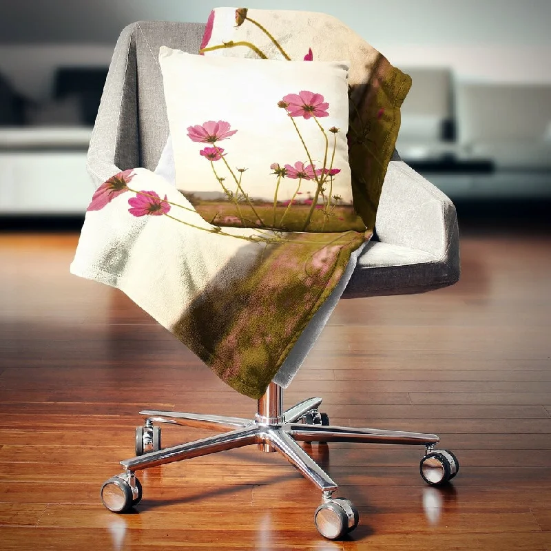 Silk blankets with a smooth and elegant touchDesignart 'Blooming Cosmos Flower Field' Floral Throw Blanket