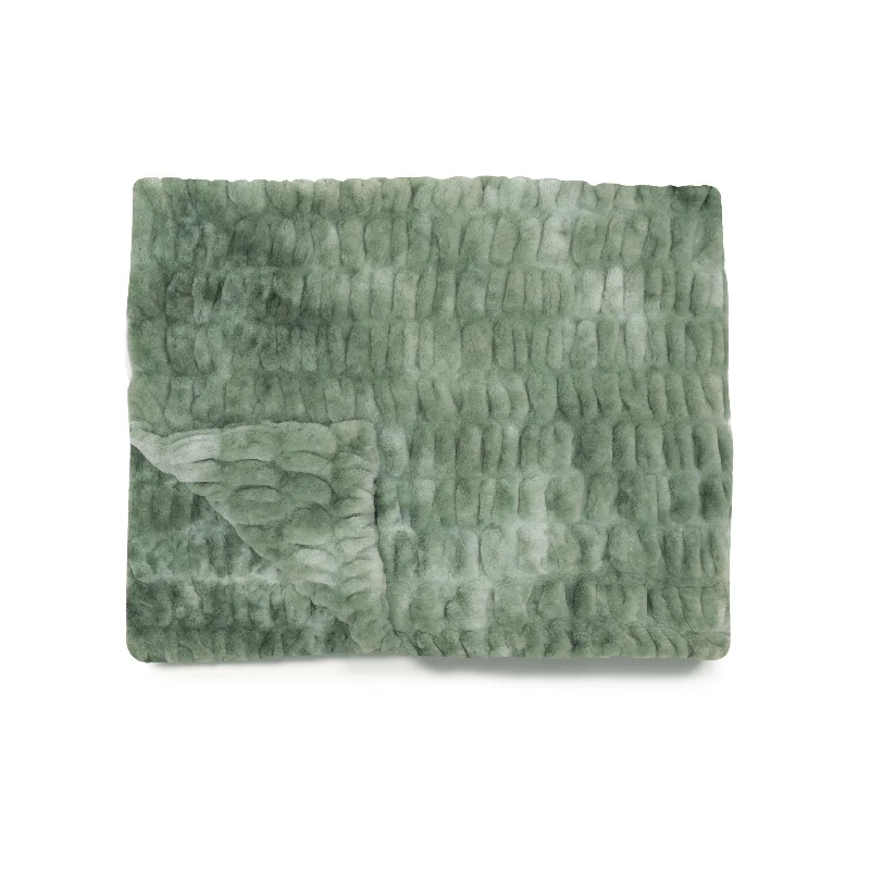 Alpaca wool blankets for a hypoallergenic and warm optionLily Pad