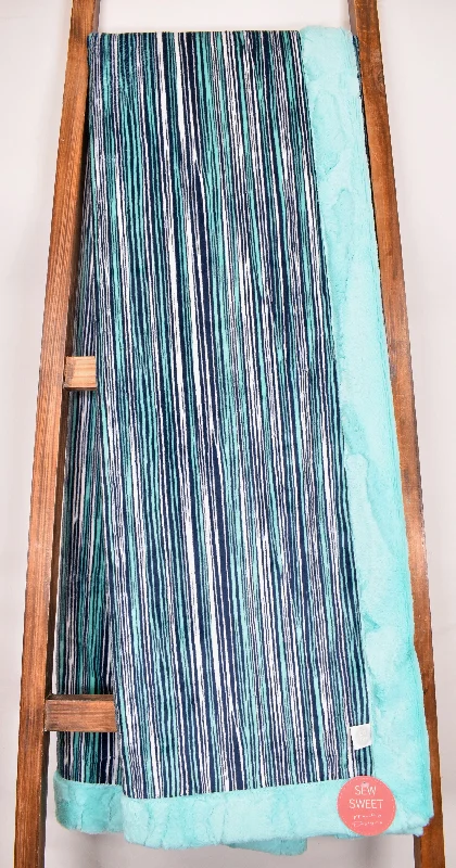 Fleece blankets for a cozy and plush textureSketches Breeze Navy / Hide Aruba - XL Snuggler